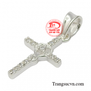 Đối với những người không theo đạo công giáo thì chiếc thánh giá được coi như món đồ trang sức thể hiện cá tính và gu thời trang.