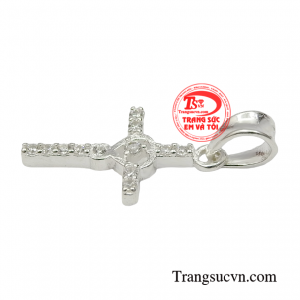 Khi mang bên mình chiếc thánh giá bạc bên người chúng ta như được bảo vệ và tiếp thêm sức mạnh.