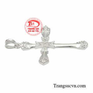 Mặt dây chuyền đươc làm từ chất liệu bạc 925 giúp người dùng có một sức đề kháng tốt, phòng bệnh cản gió.
