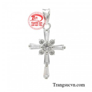 Mặt thánh giá bạc tinh xảo mang đến nhiều điều may mắn cho người sở hữu.