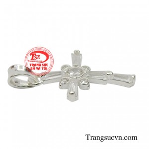 Với chỉ một chiếc mặt dây nhỏ xinh thôi cũng đủ khiến cho phái nữ thêm phần thu hút và ấn tượng hơn.