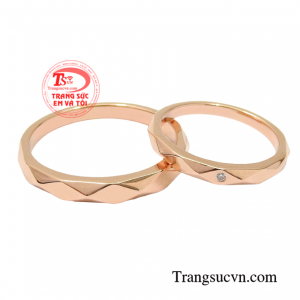 Nhẫn cưới cam kết tình yêu được chế tác hoàn mỹ trên chất liệu vàng hồng 18k sáng bóng.