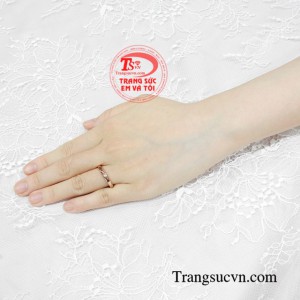 Nhẫn cưới cam kết tình yêu