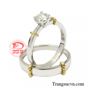 Thiết kế ấn tượng với nhẫn chú rể mạnh mẽ, đơn giản mà sang trọng, nhẫn cô dâu cá tính nhưng vẫn giữ được nét nữ tính.