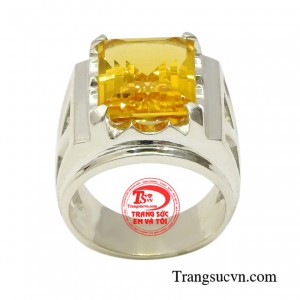 Nhẫn nam  thạch anh vàng được chạm khắc tỉ mỉ và ưa chuộng trong ngành chế tác trang sức hiện nay. 