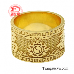 Người thợ chế tác kim hoàn đã khéo léo làm nên một chiếc nhẫn độc đáo và đầy ấn tượng.