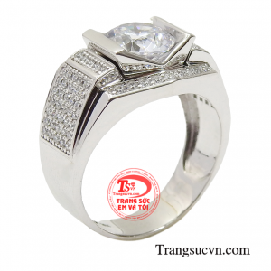 Nhẫn nam vàng trắng hoàng gia mang đến sự sang trọng và lịch lãm từ thời trang đến thần thái đều mang phong thái quý tộc, lịch lãm.