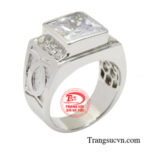 Nhẫn nam vàng trắng thiết kế dễ dàng kết hợp với các món đồ và liên tục biến hóa linh hoạt cùng nhiều kiểu trang phục khác nhau.