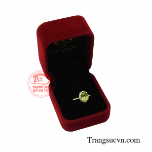 Nhẫn nữ peridot yêu kiều tinh tế.