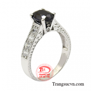 Nhẫn nữ sapphire trang nhã có thể phù hợp từ phong cách đơn giản trẻ trung đến phong cách kiêu sa quý phái.