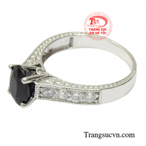 Chiếc nhẫn không chỉ để làm đẹp mà còn giúp mang lại nhiều phúc khí, tài lộc dồi dào đem đến may mắn trong công việc và cuộc sống.