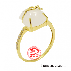 Nhẫn nữ thạch anh tài lộc được chế tác từ vàng 10k kết hợp đá thạch anh trắng thuần khiết. 