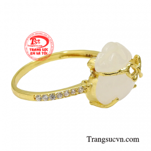 Không những vậy sản phẩm nhẫn nữ thạch anh tài lộc rất phù hợp với người  mệnh thủy và mệnh kim.