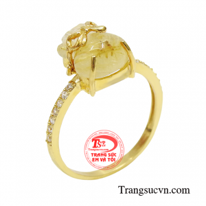 Nhẫn nữ thạch anh tóc túi tiền được chế tác từ vàng 10k kết hợp đá thạch anh tóc chạm khắc túi tiền tỉ mỉ. 