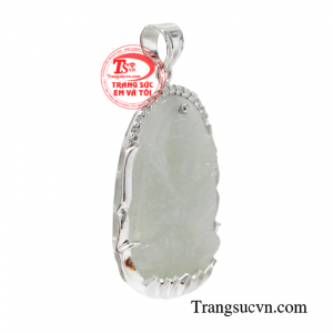 Chiếc mặt dây được chế tác kỳ công từ khâu chạm khắc phật đến giai đoạn bọc vàng tỉ mỉ.