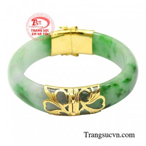 Vòng ngọc cẩm thạch phúc khí là sự kết hợp hoàn hảo của ngọc cẩm thạch thiên nhiên chất lượng và vàng tây 18k sáng bóng.