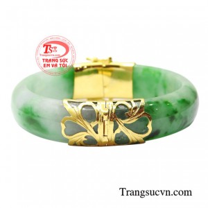 Ngọc cẩm thạch được coi là biểu tượng của sự quyền quý, tài lộc và an lành.