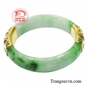 Từ thời xa xưa vòng cẩm thạch đã được ưa chuộng bởi những nhà quyền quý hay giàu có để khẳng định vị thế, gia cảnh của bản thân.