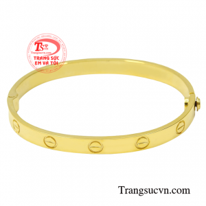 Vòng tay vàng tây thời thượng thiết kế đơn giản nhưng tạo điểm nhấn quan trọng trên bộ trang phục của bạn.