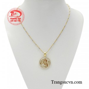 Bộ dây chuyền chữ thiết kế là sự kết hợp hài hòa giữa mặt dây chữ và dây chuyền vàng nhập khẩu 