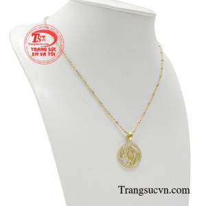 Bộ dây chuyền được chế tác từ vàng 18k chất lượng cao đem đến một cái nhìn mới lạ cho sản phẩm.