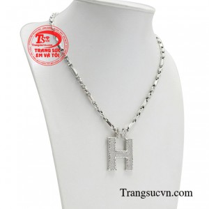 Mang hình ảnh của người đàn ông phong trần cùng gu thẩm mỹ cá tính. 