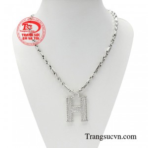 Bộ dây chuyền chữ vàng đẳng cấp mang vẻ đẹp lịch thiệp của các quý ông. 
