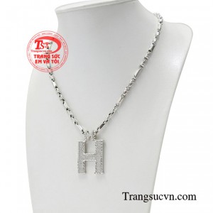 Bộ dây chuyền này giúp người đeo thể hiện bản lĩnh, tự tin trước đám đông. 