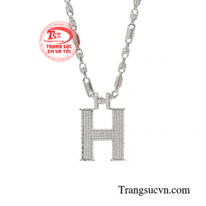 Chẳng những vậy khi sở hữu cho mình một bộ dây chuyền thôi cũng đủ giúp cho tủ đồ của các chàng trai thêm phần phong cách. 