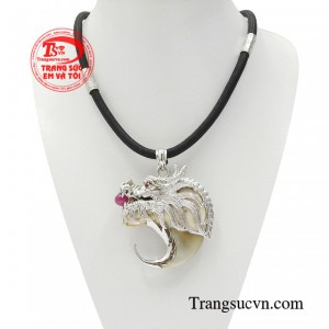 Bộ dây chuyền rồng vàng quyền lực được kết hợp mặt dây đầu rồng ruby và dây cao su bọc vàng mạnh mẽ.