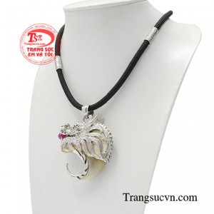 Với đường nét chi tiết sản phẩm hài hòa giúp cho người đeo thêm phần cá tính.