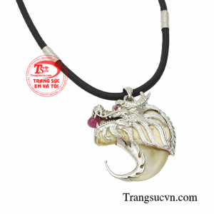 Rồng là đại diện cho sức mạnh tối cao, nên món trang sức này sẽ giúp người sở hữu nắm được mọi quyền lực hay chức tước trong tay.