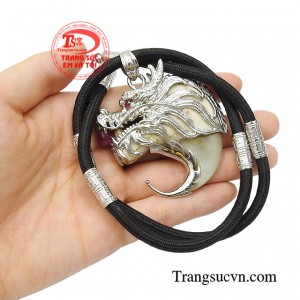 Mang bộ dây chuyền này bên người bạn sẽ chạm đến đỉnh cao của công danh và sự nghiệp một cách dễ dàng hơn.