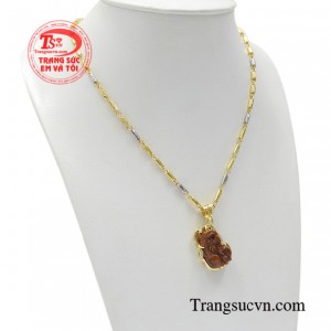 Chẳng những vậy bộ mặt dây còn được làm từ đá mắt hổ nên vô cùng có ích trong việc xua đuổi những phép thuật ma quỷ và tránh tà, đem lại sự giàu có và may mắn cho người sở hữu. 