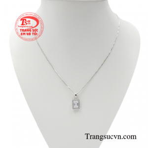 Bộ dây chuyền vàng trắng thanh nhã dễ dàng gây thương nhớ bởi sự ấn tượng đến từ viên đá chủ hút hồn người đối diện.