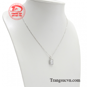 Bộ dây chuyền mang đến nét thanh thoát, yêu kiều nhưng cũng đầy táo bạo cho người sở hữu.