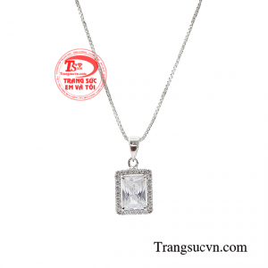 Đây chắc chắn là món đồ mà phái nữ nào cũng cần có trong tủ đồ.