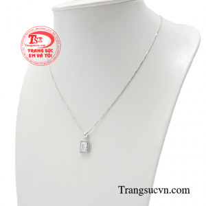 Sản phẩm gồm mặt dây và dây chuyền thanh mảnh dễ dàng phối với những bộ trang phục.