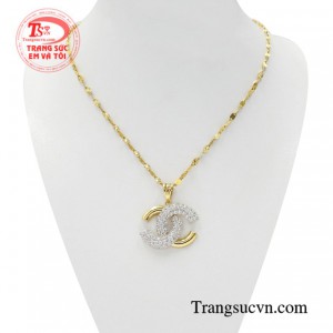 Bộ mặt nữ vàng hiện đại với sự kết của chiếc mặt dây độc đáo hiện đại và dây chuyền vàng chất lượng.