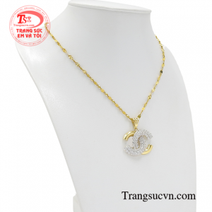 Bộ sản phẩm không chỉ mang đến vẻ đẹp cho người đeo mà cũng là món quà đầy ý nghĩa dành tặng cho người phụ nữ mà bạn thương yêu vào những dịp đặc biệt.