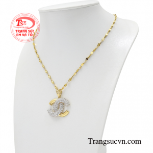 Đeo bộ trang sức này phái đẹp không cần quá đau đầu để chọn trang phục phù hợp mà các nàng có thể phối cùng nhiều kiểu quần áo khác nhau.