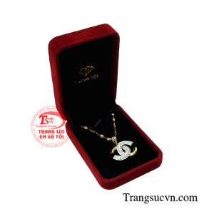 Bộ mặt nữ vàng hiện đại