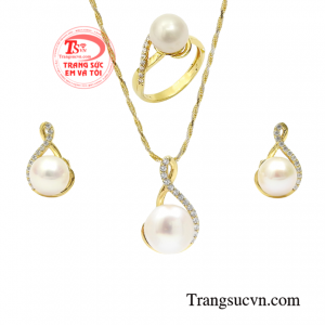 Bộ trang sức ngọc trai ấn tượng giúp người yêu thích ngọc trai có một trải nhiệm tốt nhất với đầy đủ bộ 4 sản phẩm nhẫn, hoa tai, mặt dây và dây chuyền.