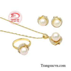 Để tạo ra một bộ trang sức Em và Tôi đã tuyển chọn những viên ngọc trai chất lượng nhất, cùng với thợ chế tác lành nghề mang đến một bộ sản phẩm hoàn hảo.