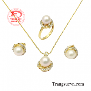 Khi đeo bộ trang sức này sẽ giúp phái đẹp tôn lên vẻ quý phái và duyên dáng của người phụ nữ Việt.