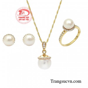 Bộ trang sức ngọc trai kiều diễm được chế tác đầy tinh xảo, kiểu dáng tuy không quá cầu kì nhưng vẫn nổi bật được nét đẹp của người phụ nữ.