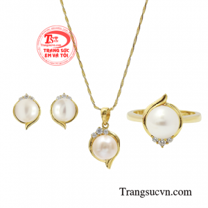 Bộ trang sức ngọc trai thanh tú có độ bóng sáng không tì vết, màu sắc và hình dáng tự nhiên mang đến niềm tin về sự vẹn toàn trong cuộc sống. 
