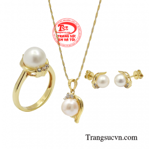 Để chế tác bộ trang sức, Trang Sức Em Và Tôi đã chọn ra những viên ngọc trai có chất lượng tốt nhất. 