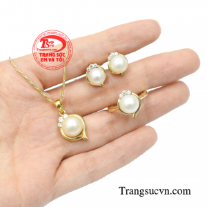 Bộ trang sức ngọc trai có sắc trắng tượng trưng có sự an lành, sức khỏe, sự cân bằng. 