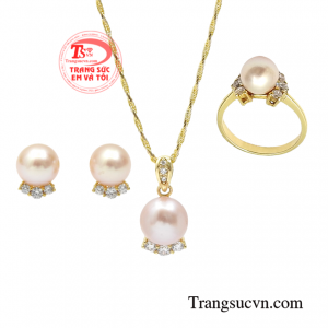 Bộ trang sức ngọc trai xinh xắn mang nguồn năng lượng tích cực đến cho người sử dụng.